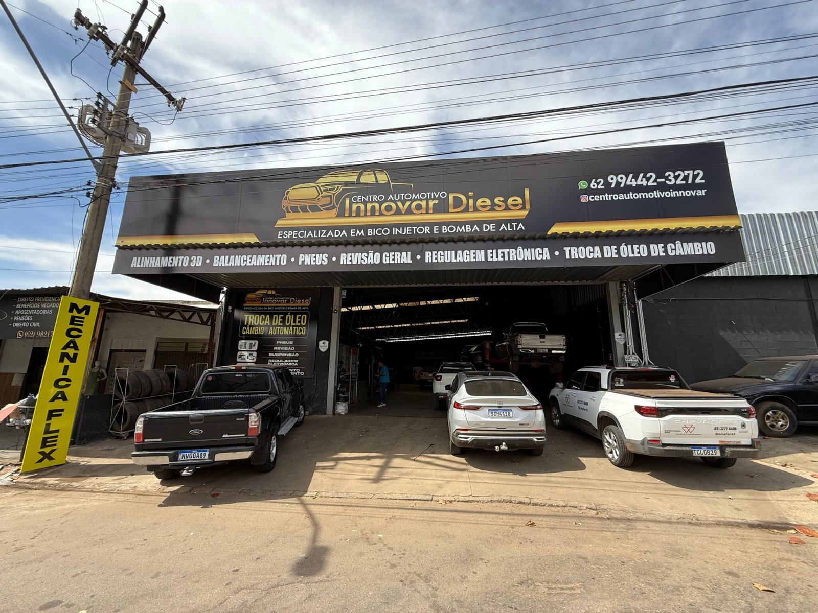 Fachada real da Innovar Diesel com picapes na oficina em Goiânia